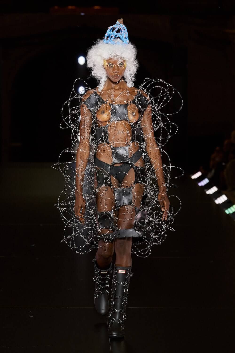 noir kei ninomiya 2024SS ハーネス Faux leather harness in black - Noir Kei Ninomiya | Mytheresa